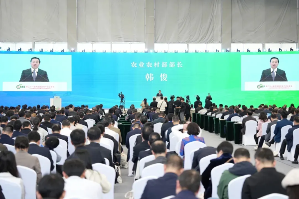 農(nóng)業(yè)農(nóng)村部黨組書記、部長韓?。喊l(fā)展智慧農(nóng)業(yè)，以農(nóng)業(yè)新質(zhì)生產(chǎn)力驅(qū)動現(xiàn)代農(nóng)業(yè)建設