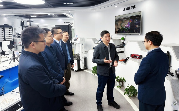 廣西農(nóng)村投資集團(tuán)有限公司黨委書記、董事長(zhǎng)廖應(yīng)燦一行蒞臨托普云農(nóng)調(diào)研參觀