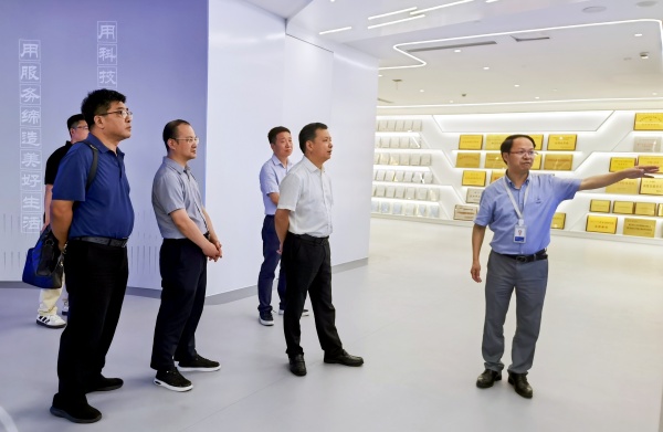 拱墅區(qū)人大常委會黨組書記、主任鮑一飛帶隊走訪托普云農(nóng)